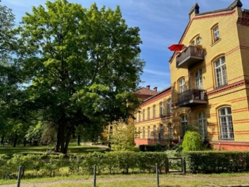 Lichtdurchflutete attraktive 2 Zimmerwohnung, 12683 Berlin, Etagenwohnung