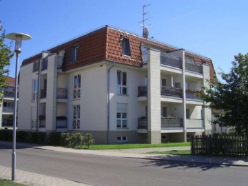 Wohnen auf Zeit: Tolle 2 Zimmerwohnung mit sonnigem Balkon und Stellplatz, 15366 Hönow, Erdgeschosswohnung