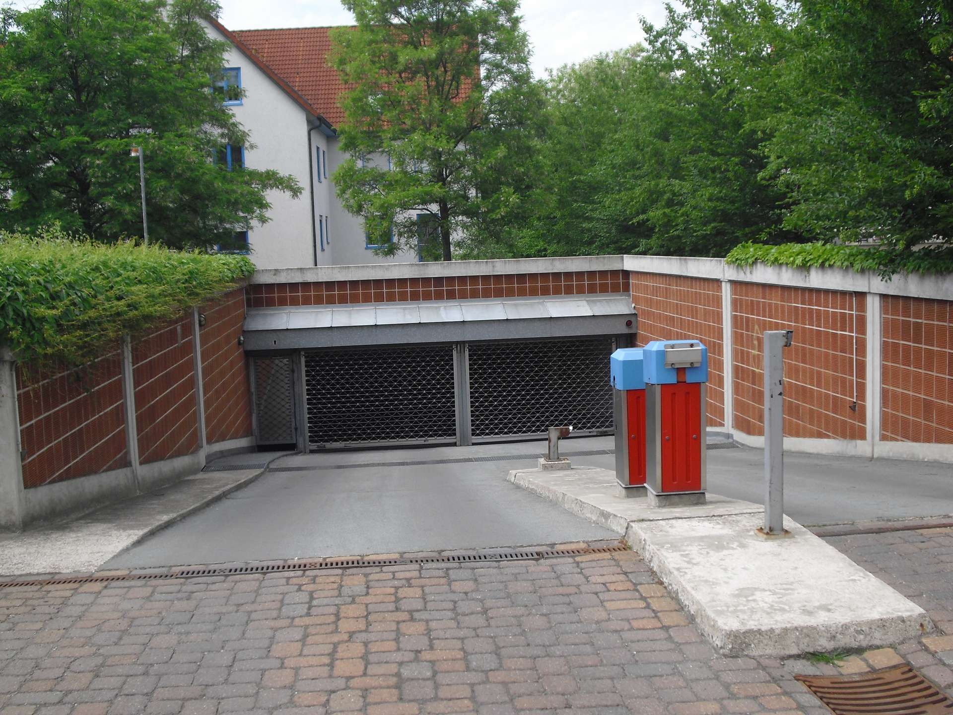 Eingahrt zur Tiefgarage