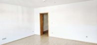 Wohnzimmer - Blick zum Schlafz - Attraktive 2-Zimmerwohnung zzgl. kleinem Arbeitszimmer – wenige Schritte zum Straussee