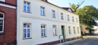 Hausansicht - Attraktive 2-Zimmerwohnung zzgl. kleinem Arbeitszimmer – wenige Schritte zum Straussee